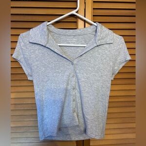 American Eagle Light Gray button up Baby-Tee